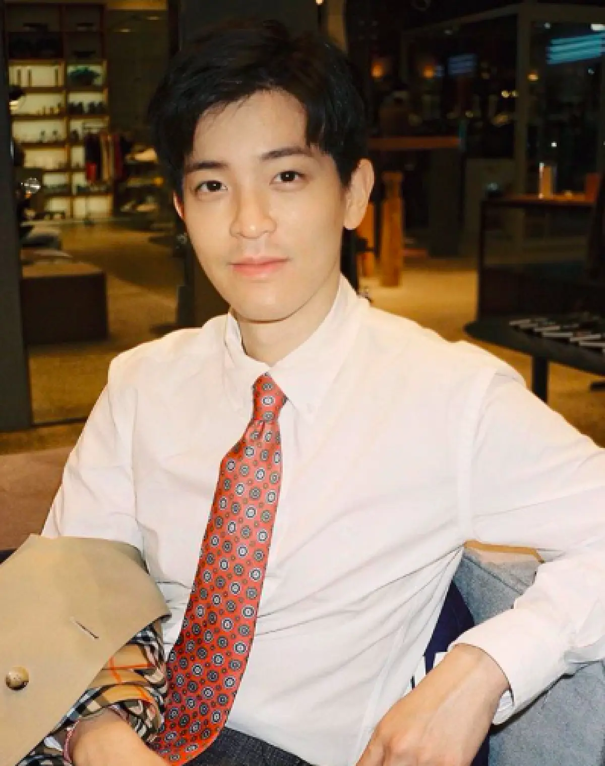 ใจละลายกับ “ไท้ วสุวัส” น้องชายคนเล็กแห่งบ้าน "คูหาเปรมกิจ” ที่หล่อครบเครื่อง