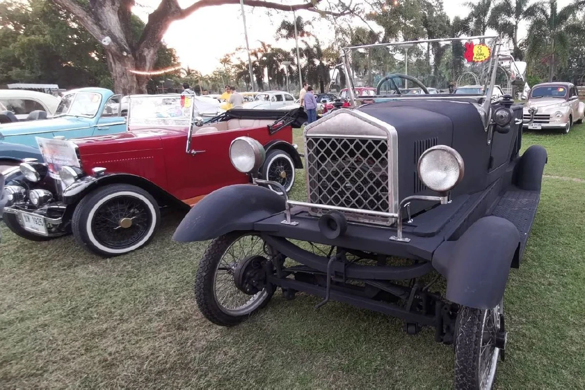 ตำรวจภาค 5 ขนรถหรูยุคโบราณโชว์มูลค่ามหาศาลบางคันเก่ากว่า200 ปี