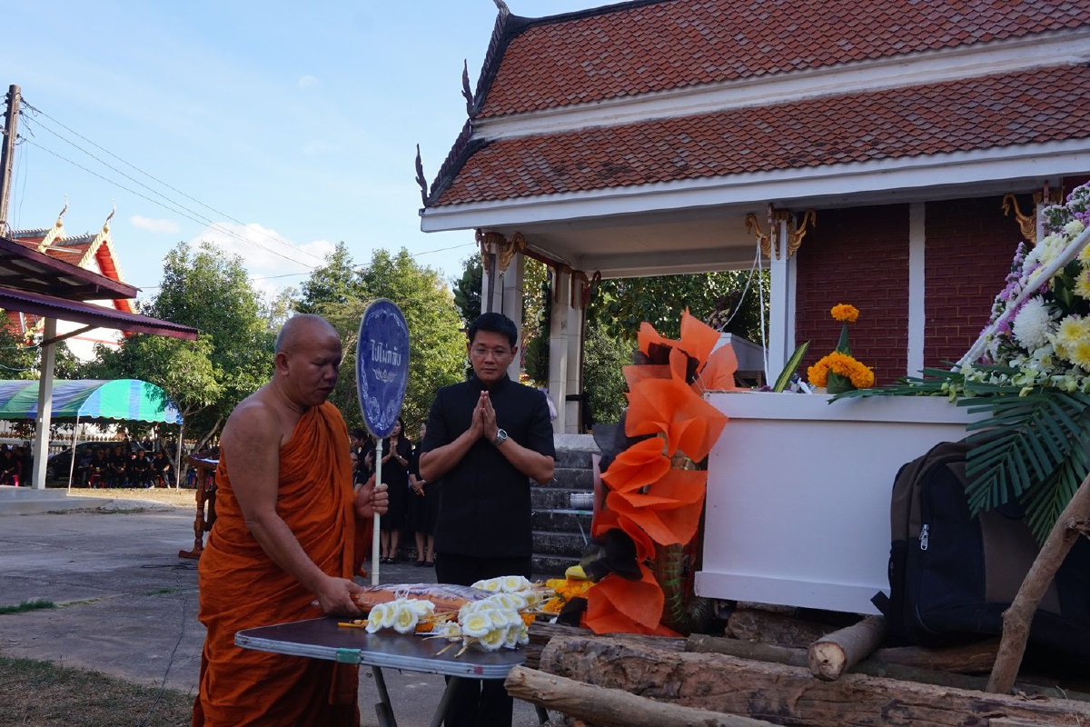 ผู้ว่าฯบุรีรัมย์ร่วมฌาปนกิจศพ2 แม่ลูกเหยื่อแก๊งขนกัญชาชนดับ ผู้ว่าฯบุรีรัมย์ร่วมฌาปนกิจศพ2 แม่ลูกเหยื่อแก๊งขนกัญชาชนดับ