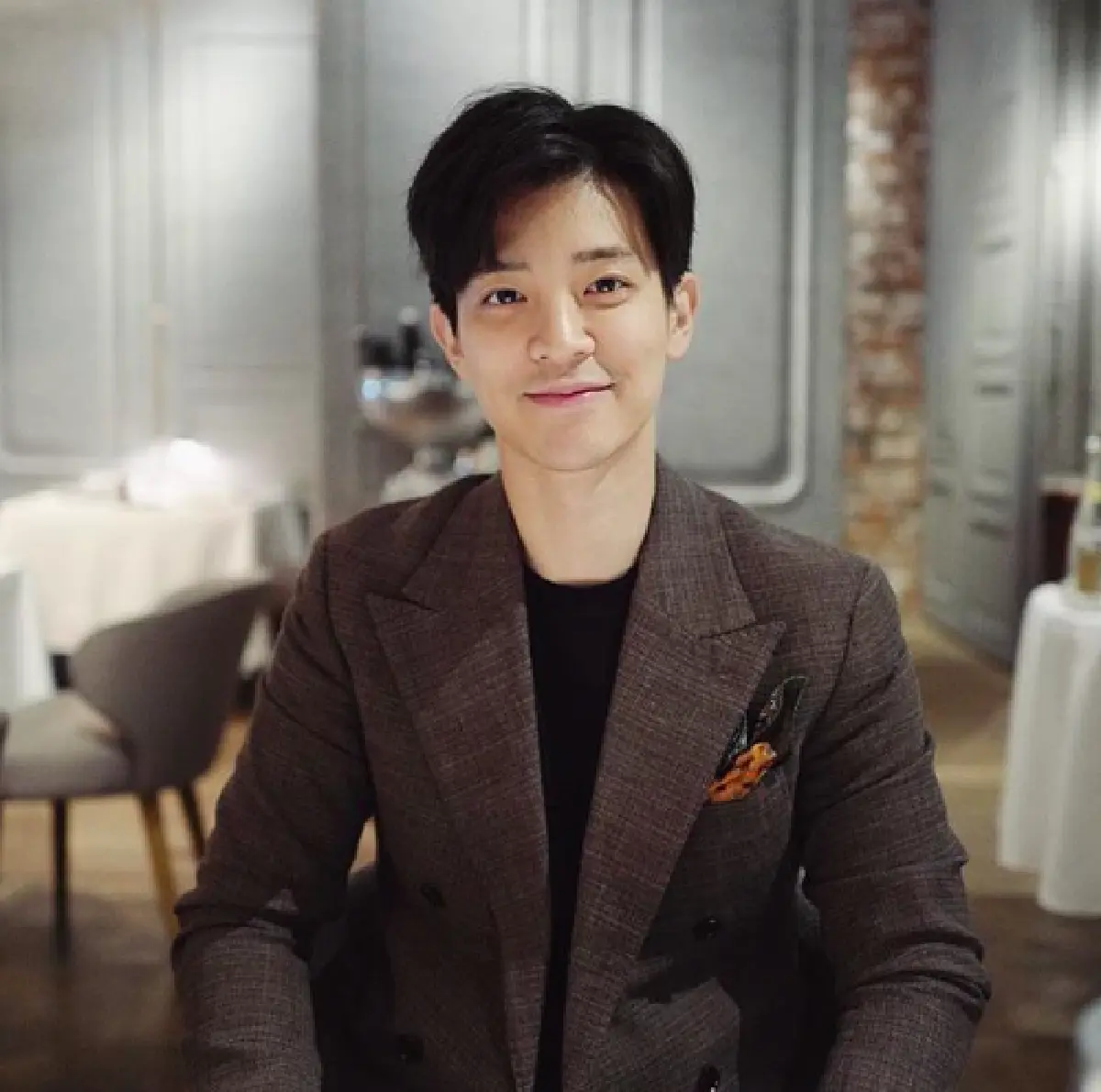 ใจละลายกับ “ไท้ วสุวัส” น้องชายคนเล็กแห่งบ้าน "คูหาเปรมกิจ” ที่หล่อครบเครื่อง