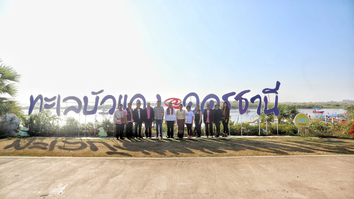 ชวนนั่งเรือชมทะเลบัวแดงบึงหนองหานความมหัศจรรย์ทางธรรมชาติ