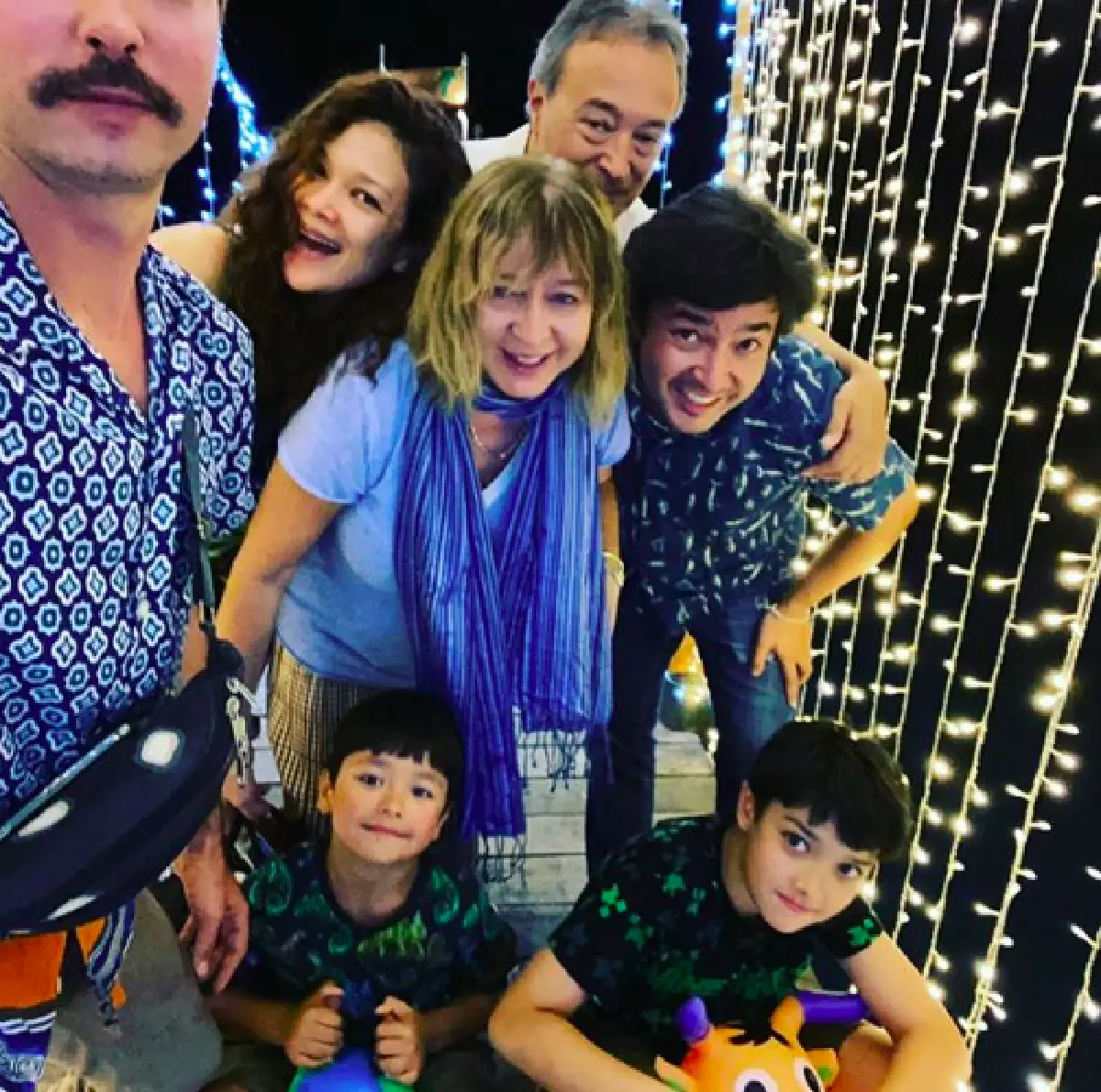 ภาพหายาก “ตระกูลจักรพงษ์” ถ่ายรูปรวมตัวกันพร้อมหน้าอย่างอบอุ่น