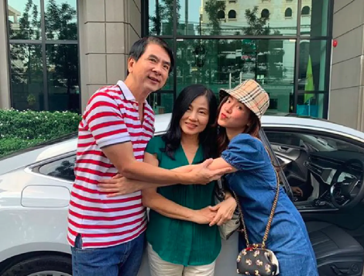 "พ่อ-แม่ใบเฟิร์น พิมพ์ชนก" เซอร์ไพรส์ลูกสาวกลับ ซื้อรถสปอร์ตสุดหรูกว่า 4 ล้านให้