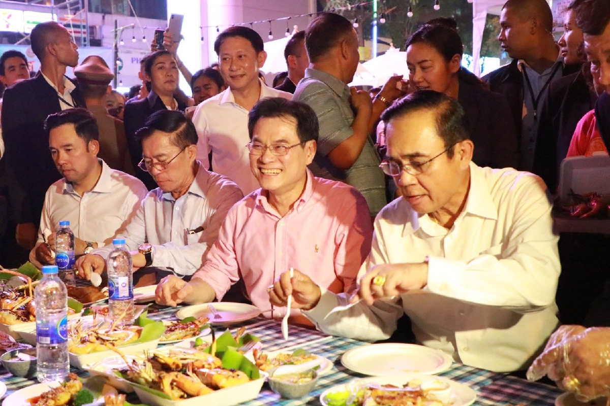 3 ป.ร่วมเปิดถนนคนเดินสีลม นายกฯวอนประชาชนอย่าไปร่วมกับคนจ้องป่วน 3 ป.ร่วมเปิดถนนคนเดินสีลม นายกฯวอนประชาชนอย่าไปร่วมกับคนจ้องป่วน