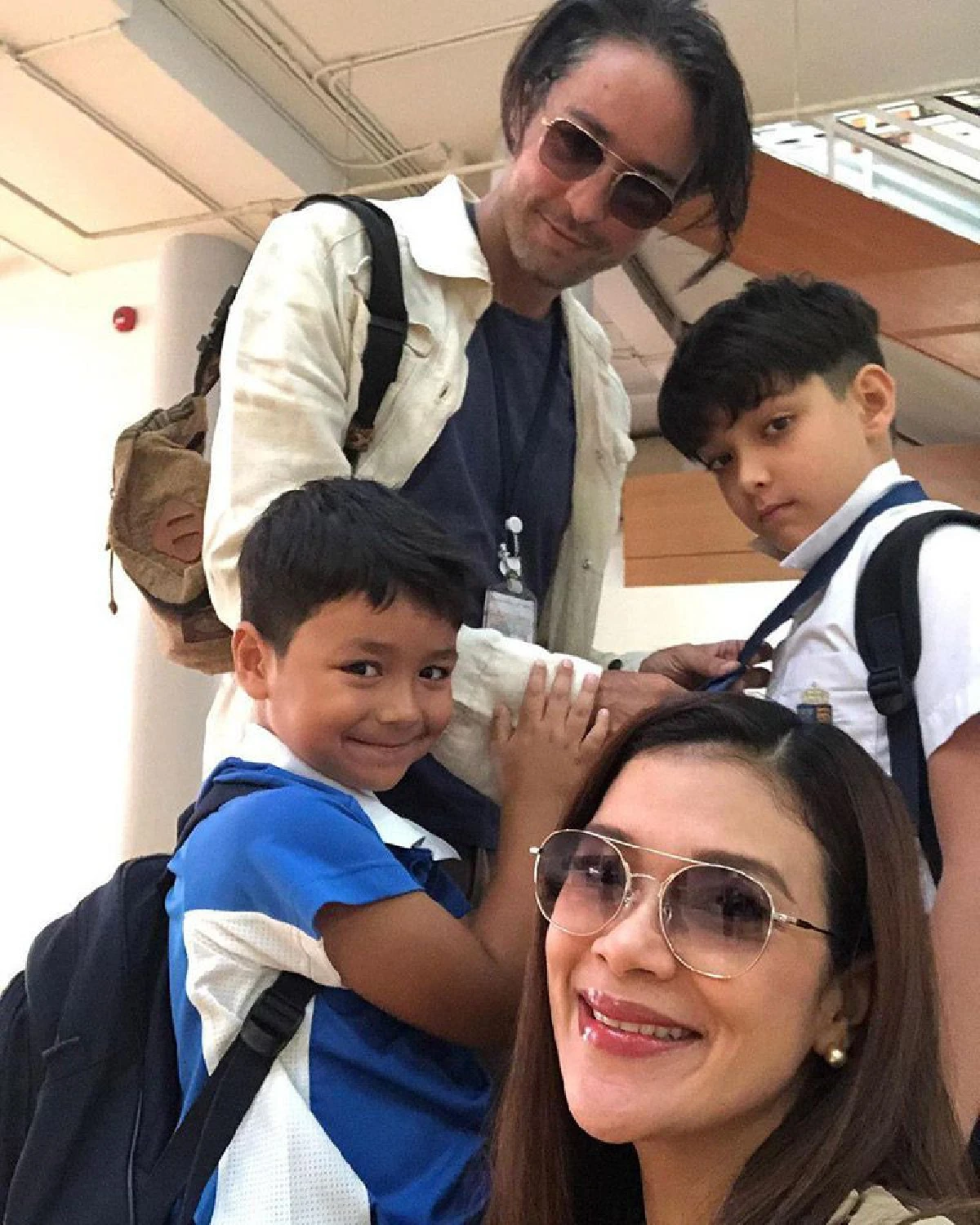 ภาพหายาก “ตระกูลจักรพงษ์” ถ่ายรูปรวมตัวกันพร้อมหน้าอย่างอบอุ่น