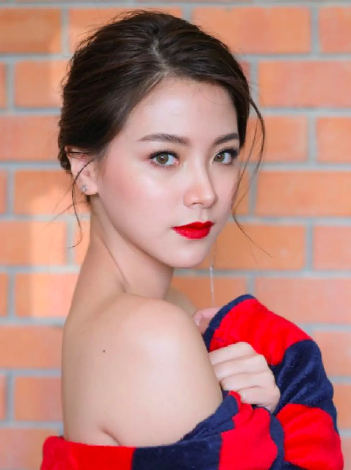 "พ่อ-แม่ใบเฟิร์น พิมพ์ชนก" เซอร์ไพรส์ลูกสาวกลับ ซื้อรถสปอร์ตสุดหรูกว่า 4 ล้านให้