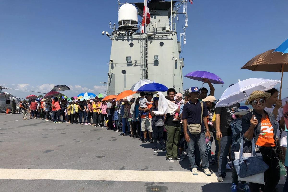 คนประจวบฯนับหมื่นตื่นตาตื่นใจต่อแถวยาวเหยียดขึ้นดูเรือหลวงจักรีนฤเบศร 911