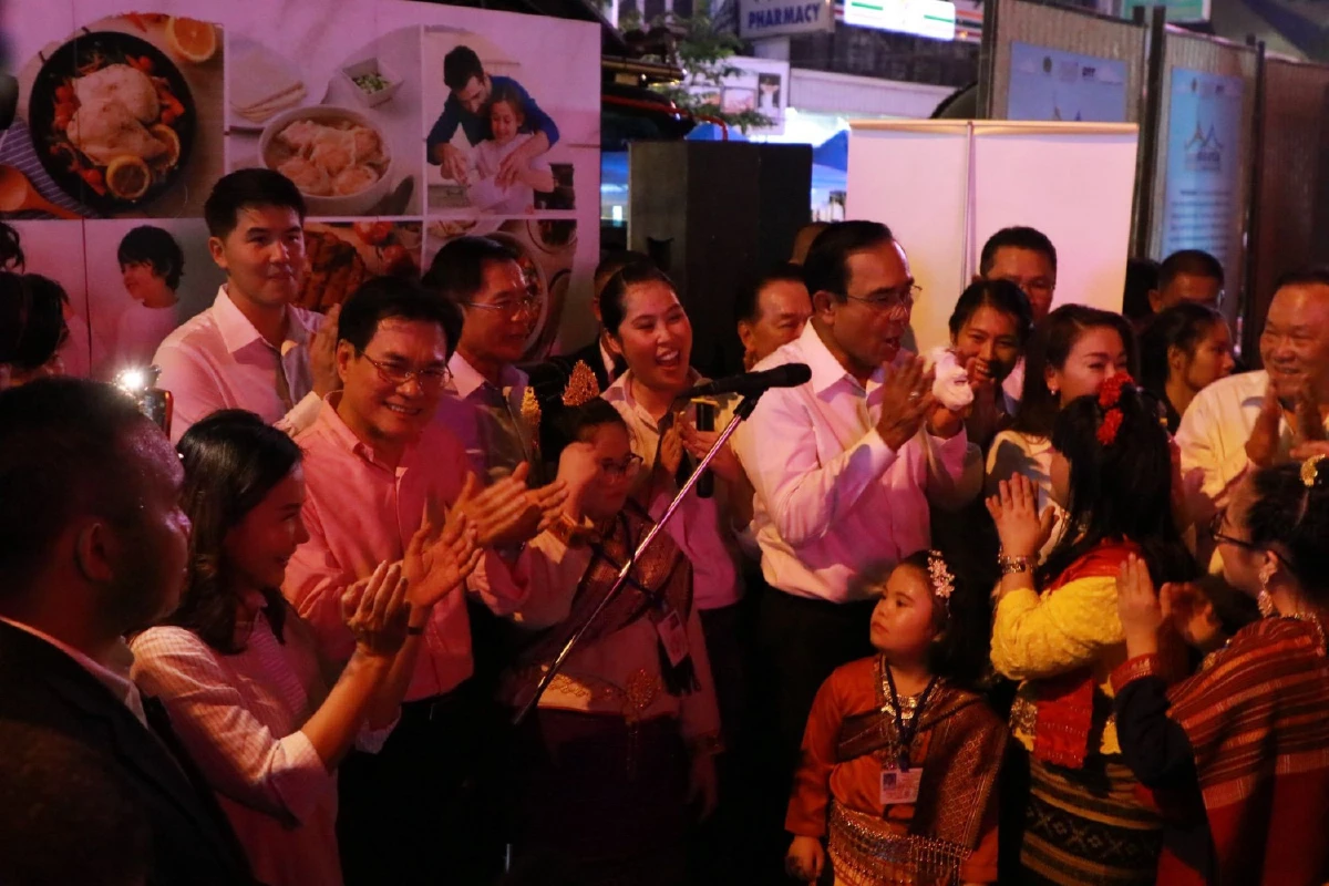 3 ป.ร่วมเปิดถนนคนเดินสีลม นายกฯวอนประชาชนอย่าไปร่วมกับคนจ้องป่วน