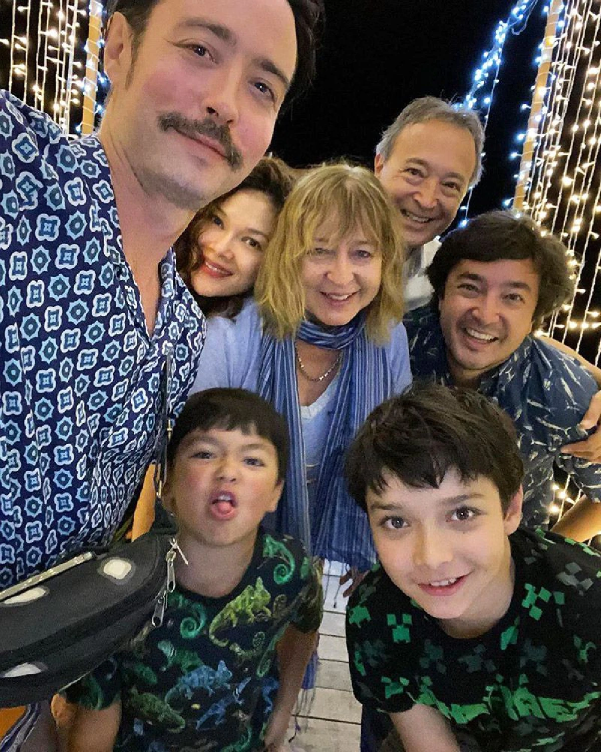 ภาพหายาก “ตระกูลจักรพงษ์” ถ่ายรูปรวมตัวกันพร้อมหน้าอย่างอบอุ่น