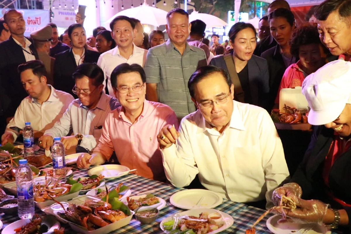 3 ป.ร่วมเปิดถนนคนเดินสีลม นายกฯวอนประชาชนอย่าไปร่วมกับคนจ้องป่วน