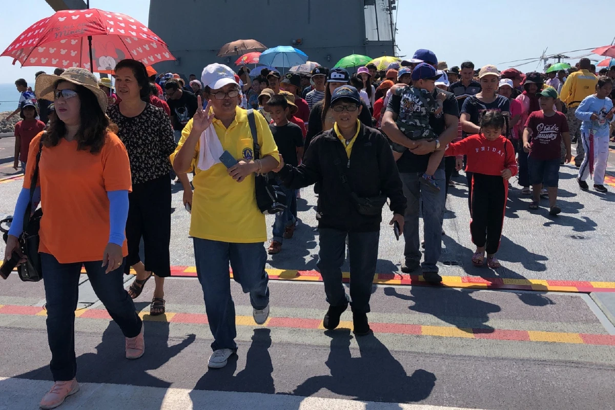 คนประจวบฯนับหมื่นตื่นตาตื่นใจต่อแถวยาวเหยียดขึ้นดูเรือหลวงจักรีนฤเบศร 911