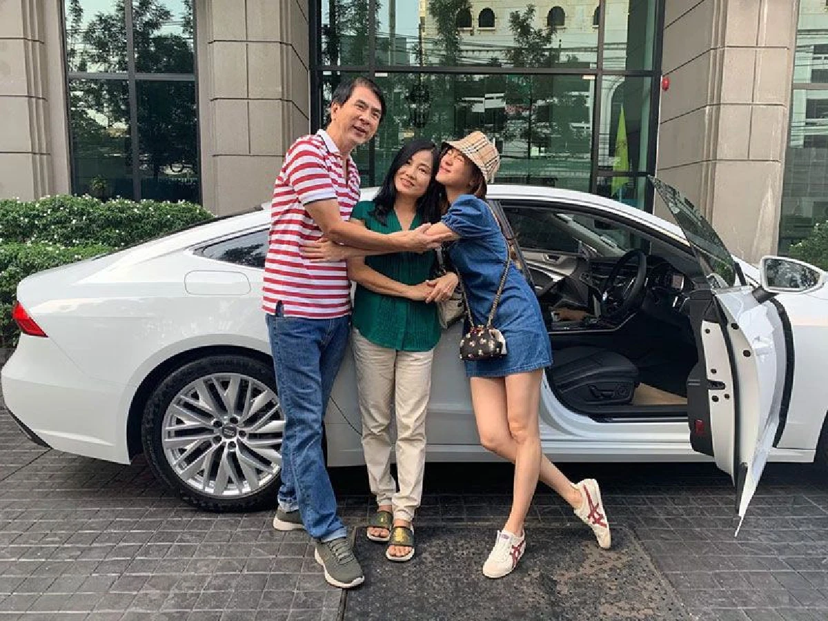 "พ่อ-แม่ใบเฟิร์น พิมพ์ชนก" เซอร์ไพรส์ลูกสาวกลับ ซื้อรถสปอร์ตสุดหรูกว่า 4 ล้านให้