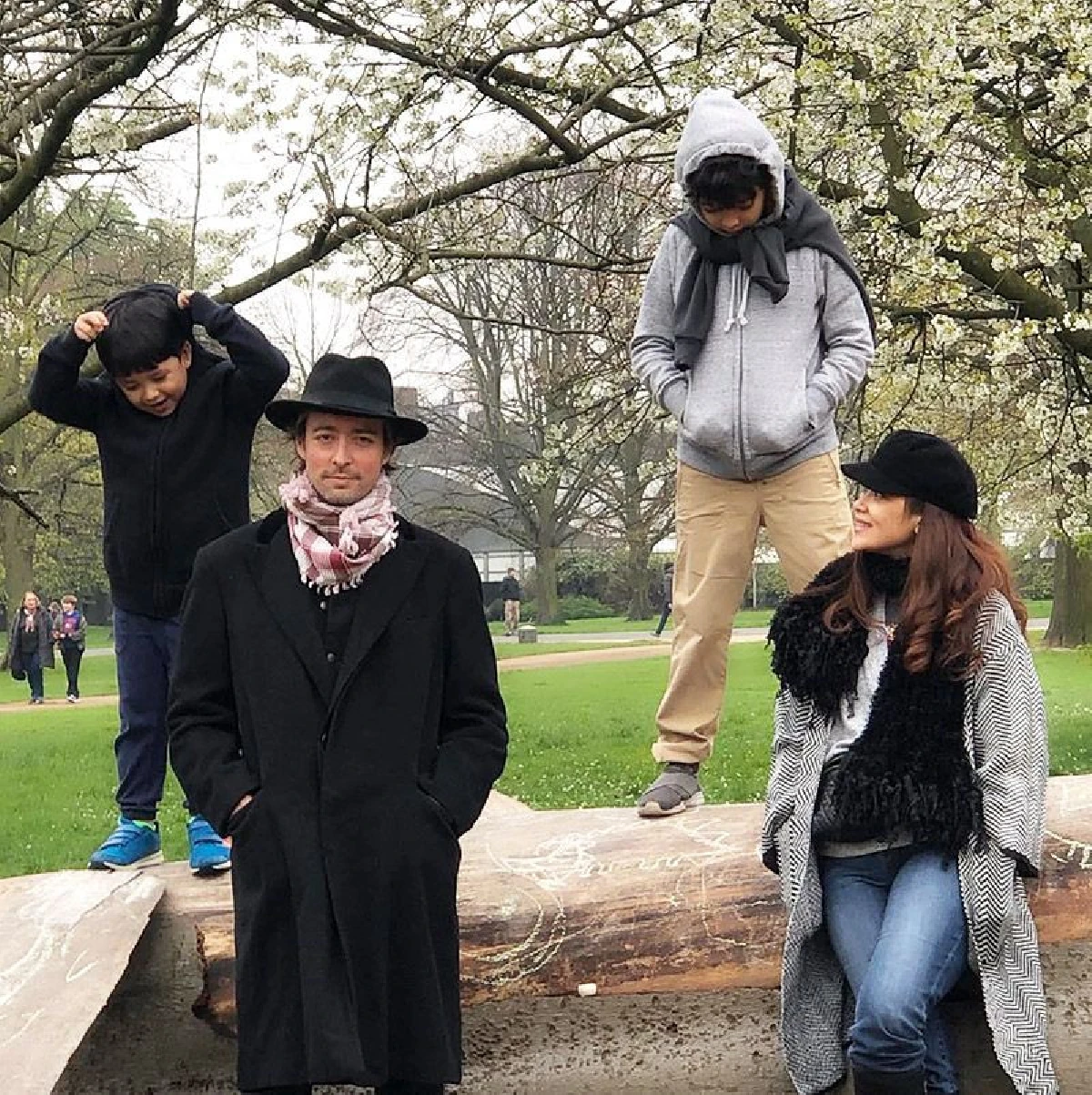 ภาพหายาก “ตระกูลจักรพงษ์” ถ่ายรูปรวมตัวกันพร้อมหน้าอย่างอบอุ่น