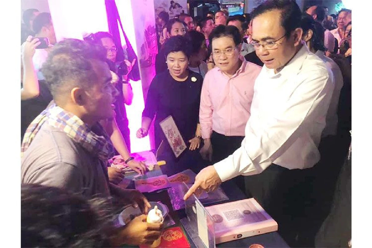 นายก"ลุงตู่" โชว์ฝีมือทำแผ่น พิมพ์ลายทอง