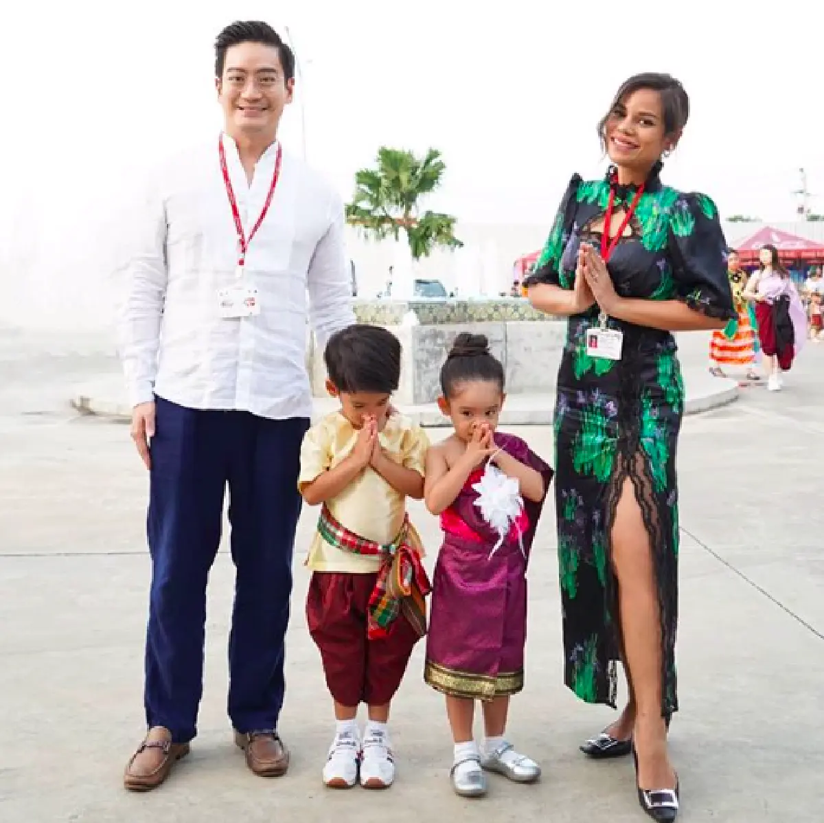 ศรัทธาแรง! "หมอโอ๊ค-โอปอล์" พาลูกแฝดเข้าวัด ด้าน "น้องอลัน" ก้มกราบพระแบบสุดตัว