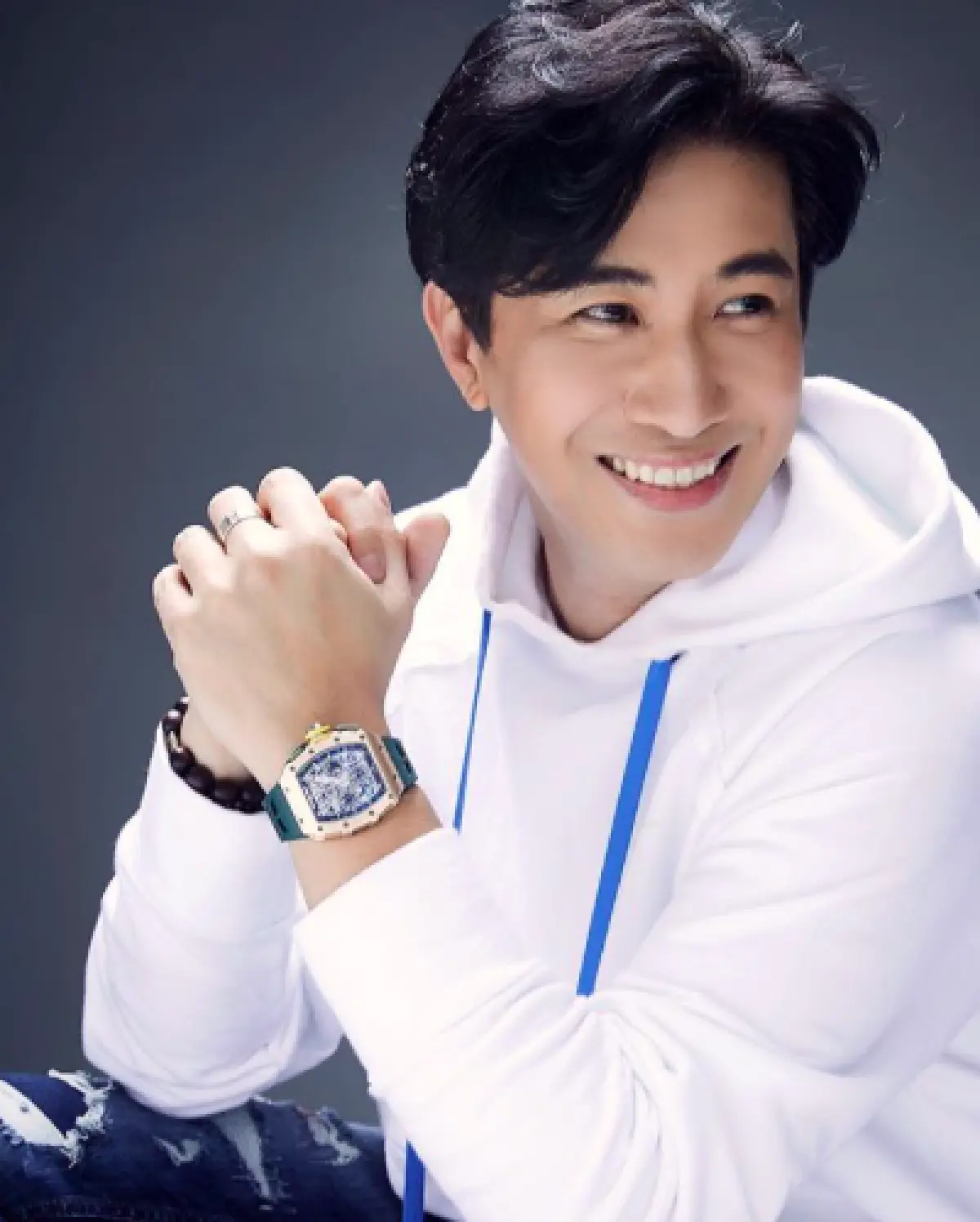 "หนุ่ม กรรชัย” เอาไปเลยฉายา “หล่ออมตะ” โชว์หน้าสด-ไม่ทำผม ยังดูเด็กมาก