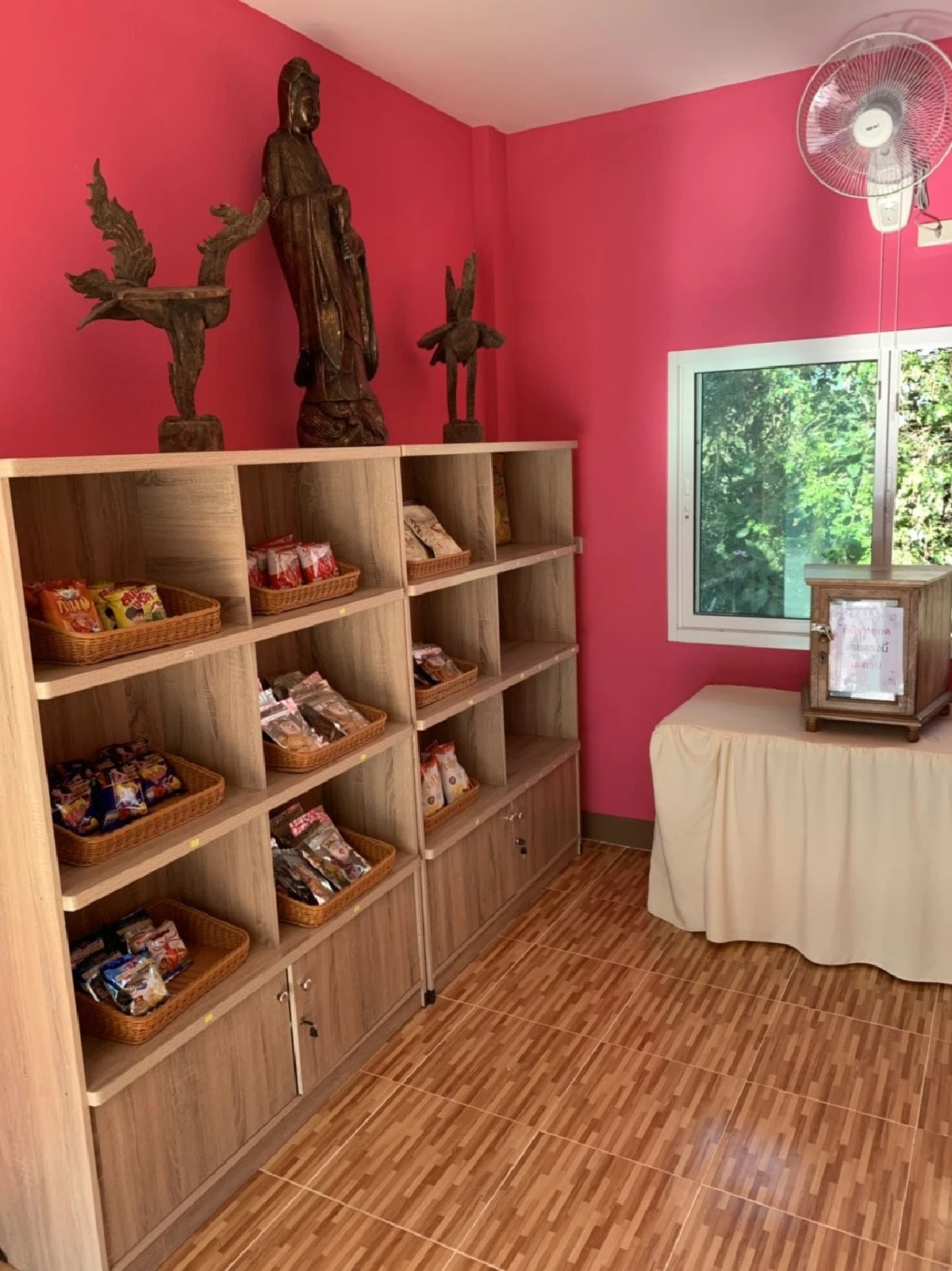 ไม่มีคนขาย แต่กำไรเพียบ! “หยิบหยอด” ร้านสะดวกซื้อสุดเฉียบที่วัดเชียงใหม่