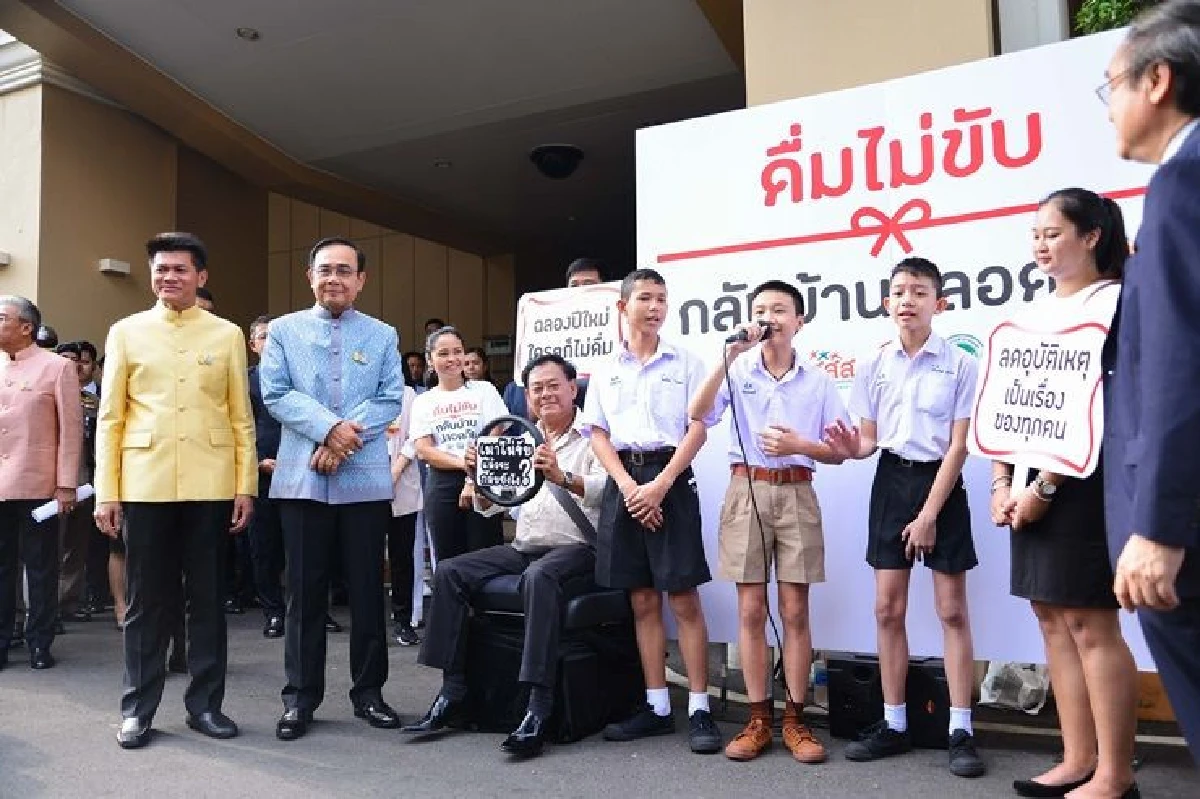 "บิ๊กตู่" อารมณ์ดี  โชว์ทำเมนูผัดไทเส้นจันท์ บอกอยากใส่ผ้ากันเปื้อนให้สัมภาษณ์สื่อ