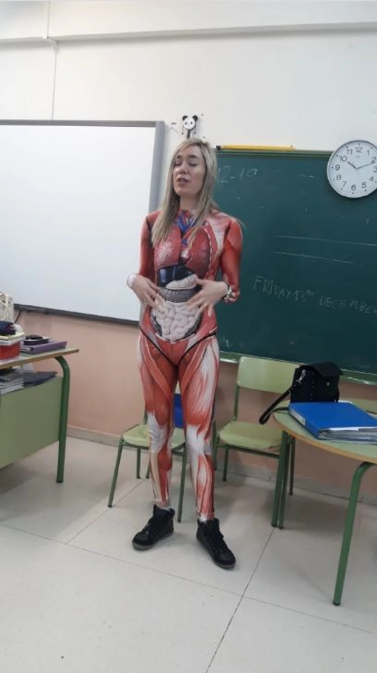 ครูสเปนทุ่มสุดตัวใส่บอดี้สูทลายอวัยวะภายในสอนอนาโตมี