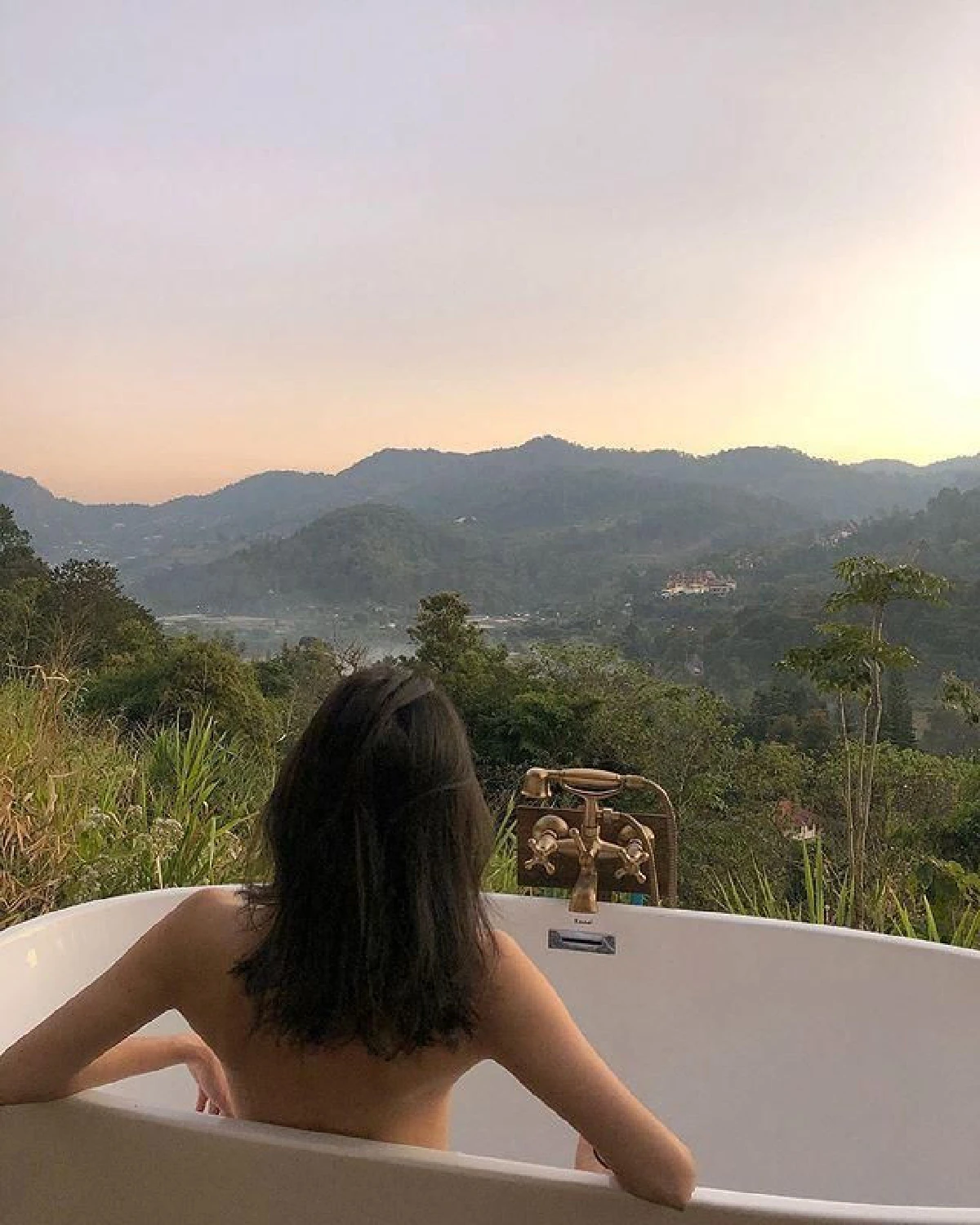 กิ๊บซี่ วนิดา เปลือยหลังเซ็กซี่แช่น้ำ! ท่ามกลางวิวสวยของธรรมชาติที่เชียงใหม่