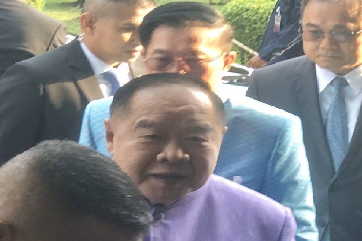"บิ๊กป้อม"ยิ้มรับฉายา"พี่ใหญ่สายเอ็นฯ" "บิ๊กป้อม"ยิ้มรับฉายา"พี่ใหญ่สายเอ็นฯ"