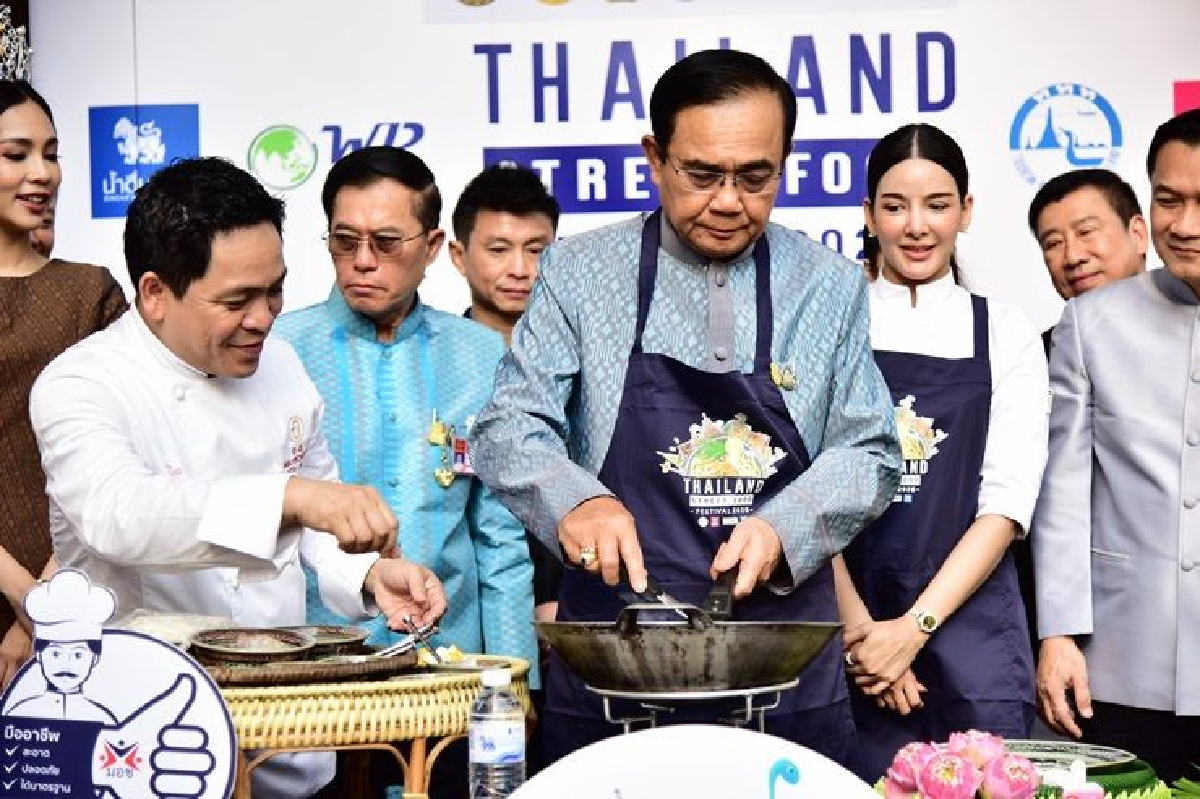 "บิ๊กตู่" อารมณ์ดี โชว์ทำเมนูผัดไทเส้นจันท์ บอกอยากใส่ผ้ากันเปื้อนให้สัมภาษณ์สื่อ "บิ๊กตู่" อารมณ์ดี โชว์ทำเมนูผัดไทเส้นจันท์ บอกอยากใส่ผ้ากันเปื้อนให้สัมภาษณ์สื่อ