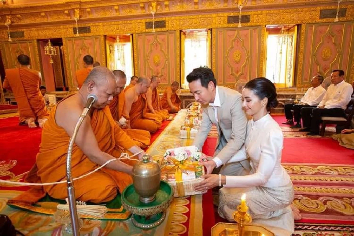 "น้ำฝน-อาร์ม” ควงคู่ทำบุญใหญ่ที่วัดราชบพิธสถิต ก่อนเริ่มต้นใช้ชีวิตคู่