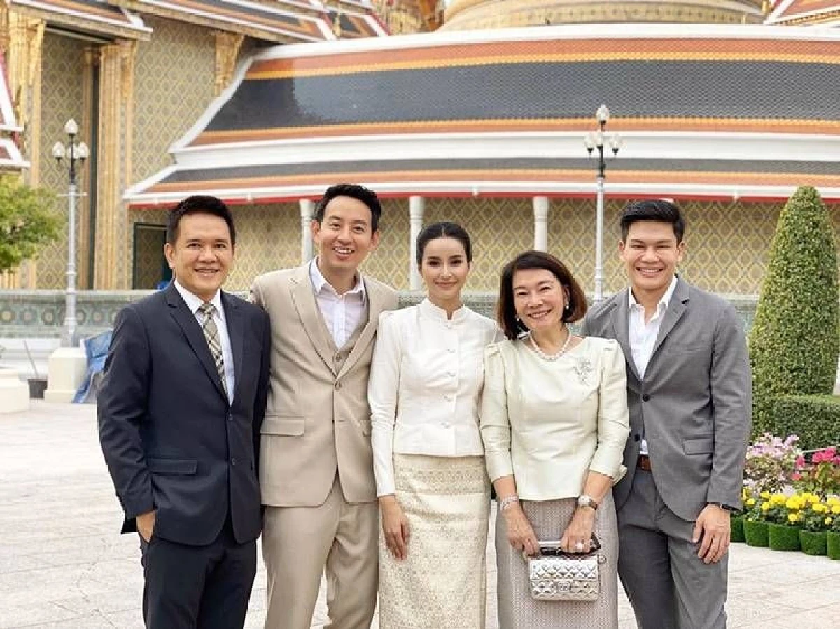 "น้ำฝน-อาร์ม” ควงคู่ทำบุญใหญ่ที่วัดราชบพิธสถิต ก่อนเริ่มต้นใช้ชีวิตคู่