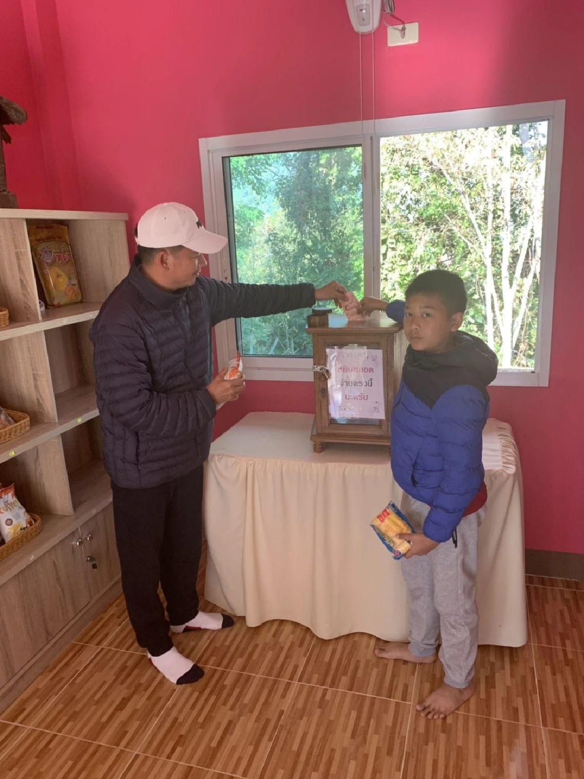 ไม่มีคนขาย แต่กำไรเพียบ! “หยิบหยอด” ร้านสะดวกซื้อสุดเฉียบที่วัดเชียงใหม่