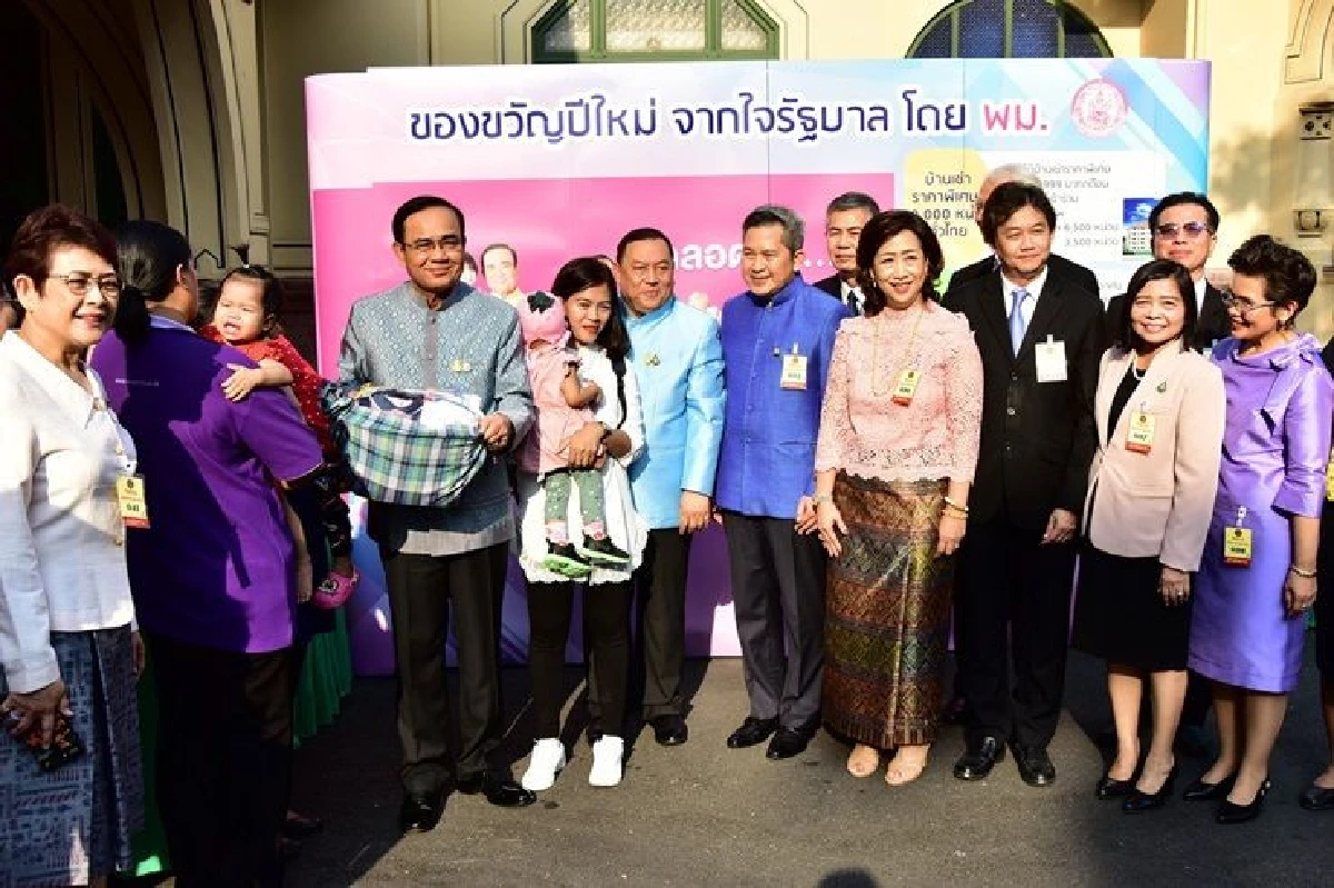 "บิ๊กตู่" อารมณ์ดี  โชว์ทำเมนูผัดไทเส้นจันท์ บอกอยากใส่ผ้ากันเปื้อนให้สัมภาษณ์สื่อ