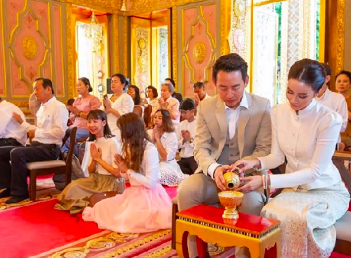 "น้ำฝน-อาร์ม” ควงคู่ทำบุญใหญ่ที่วัดราชบพิธสถิต ก่อนเริ่มต้นใช้ชีวิตคู่