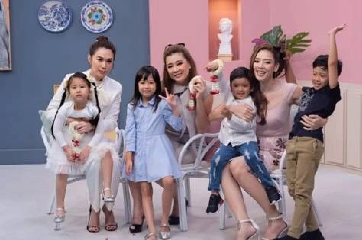 “เมย์-เอ๋-โอ๋”  จัดเต็มเสื้อผ้าหน้าผมกับแฟชั่นวันคริสต์มาส บอกเลยเล่นใหญ่มาก