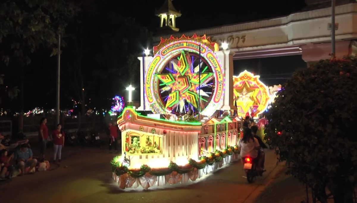 นักท่องเที่ยวร่วมเทศกาลแห่ดาวคริสต์มาสเมืองสกลนครเนืองแน่น