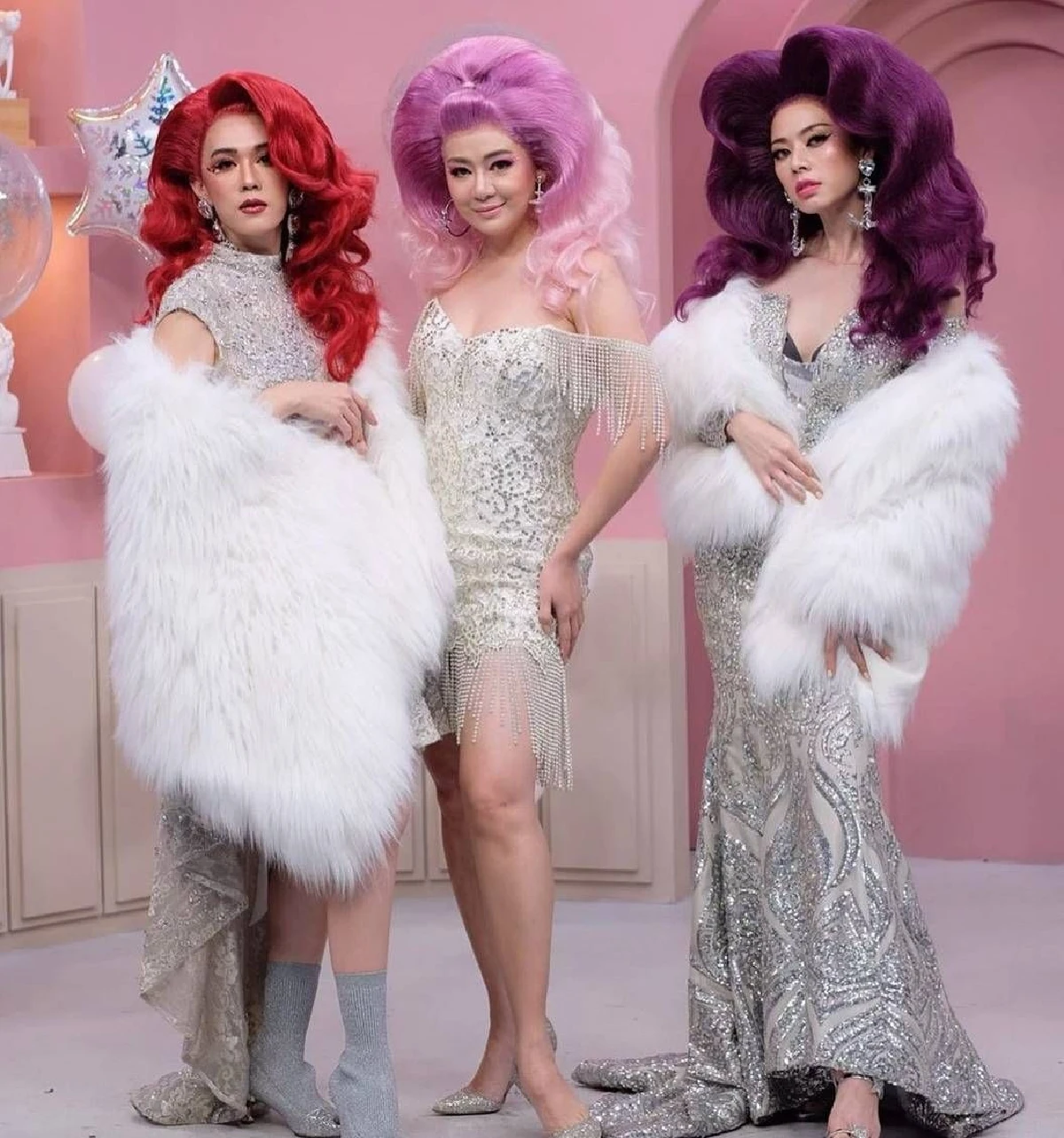 “เมย์-เอ๋-โอ๋”  จัดเต็มเสื้อผ้าหน้าผมกับแฟชั่นวันคริสต์มาส บอกเลยเล่นใหญ่มาก