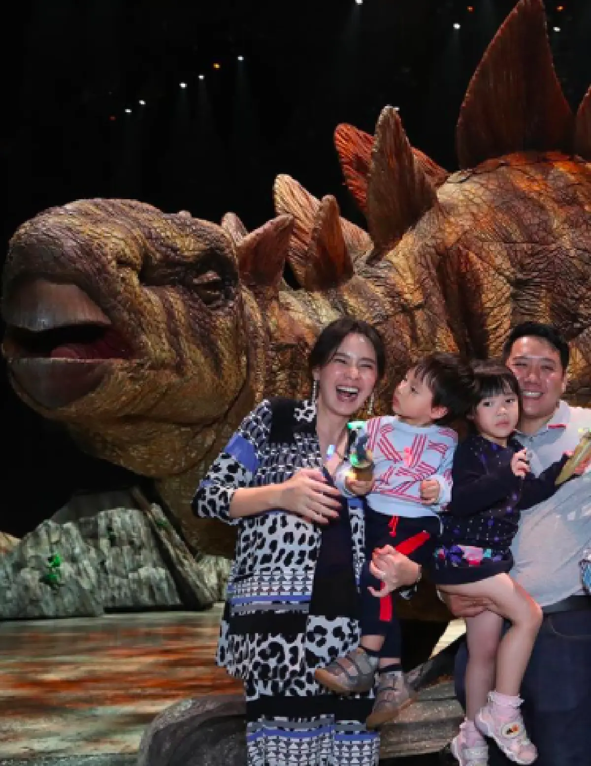 “ปอนด์" สามี "นุ้ย สุจิรา” เผยโมเมนต์ประทับใจ คุณแม่เก็บเงินดอลลาร์นาน 16 ปี บอกยกให้หลานหมด