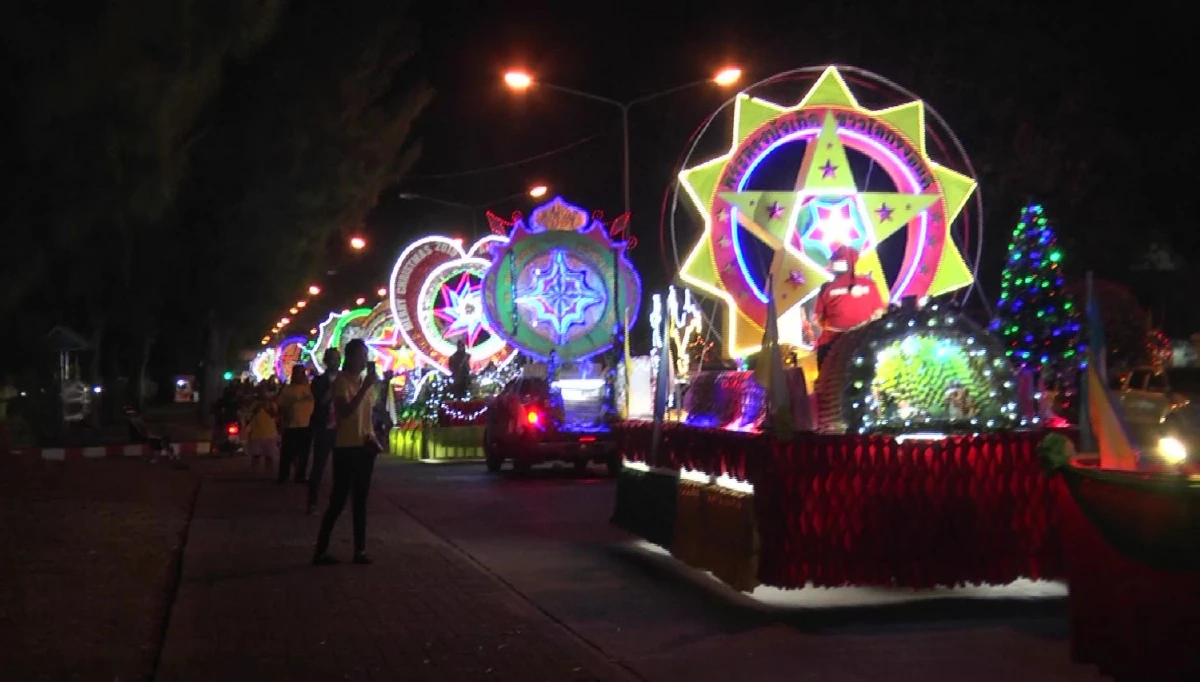 นักท่องเที่ยวร่วมเทศกาลแห่ดาวคริสต์มาสเมืองสกลนครเนืองแน่น