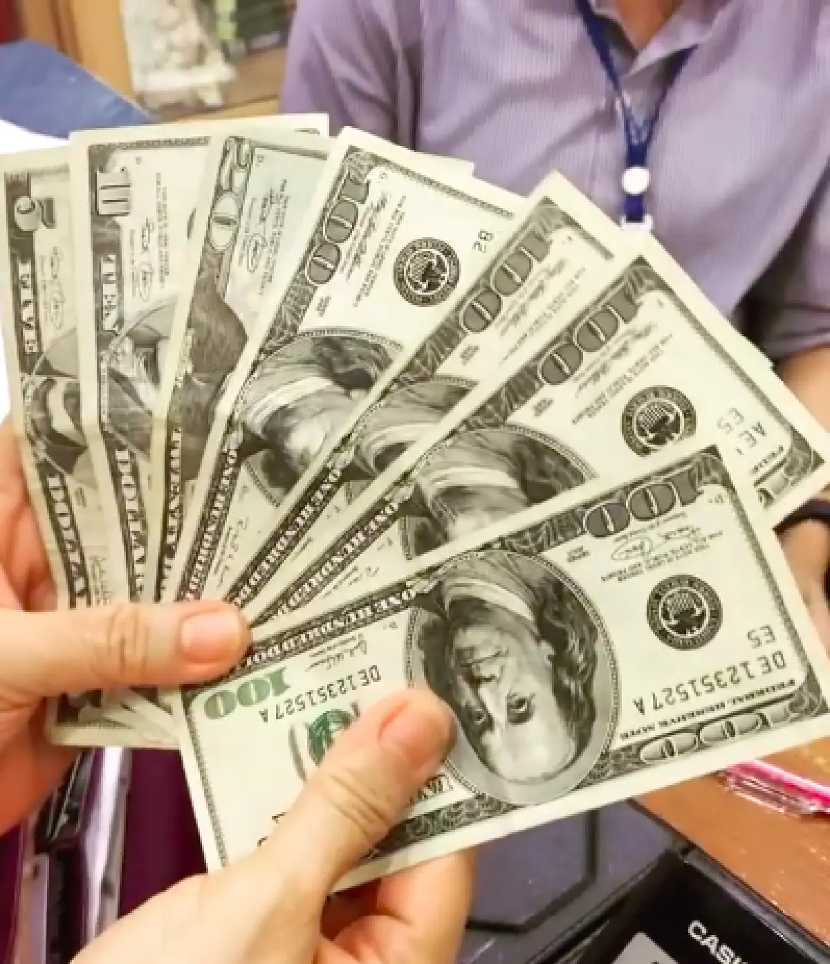 “ปอนด์" สามี "นุ้ย สุจิรา” เผยโมเมนต์ประทับใจ คุณแม่เก็บเงินดอลลาร์นาน 16 ปี บอกยกให้หลานหมด