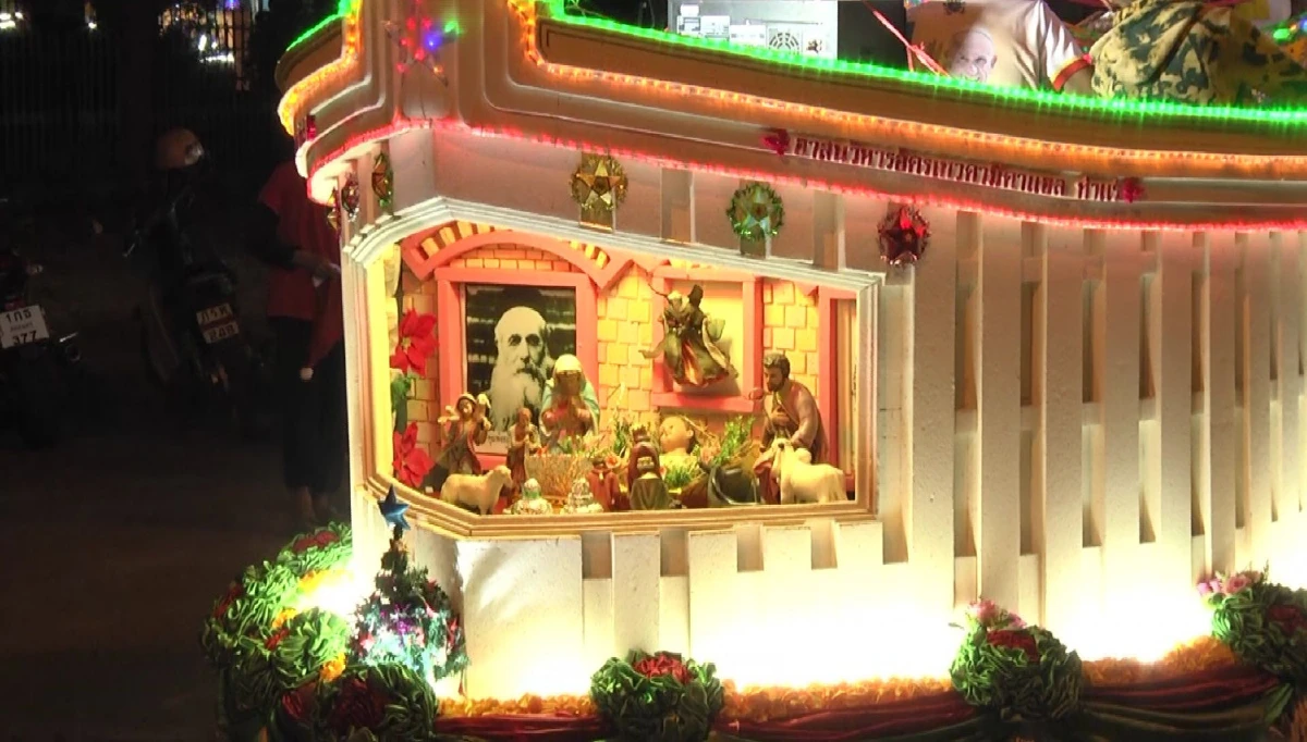 นักท่องเที่ยวร่วมเทศกาลแห่ดาวคริสต์มาสเมืองสกลนครเนืองแน่น