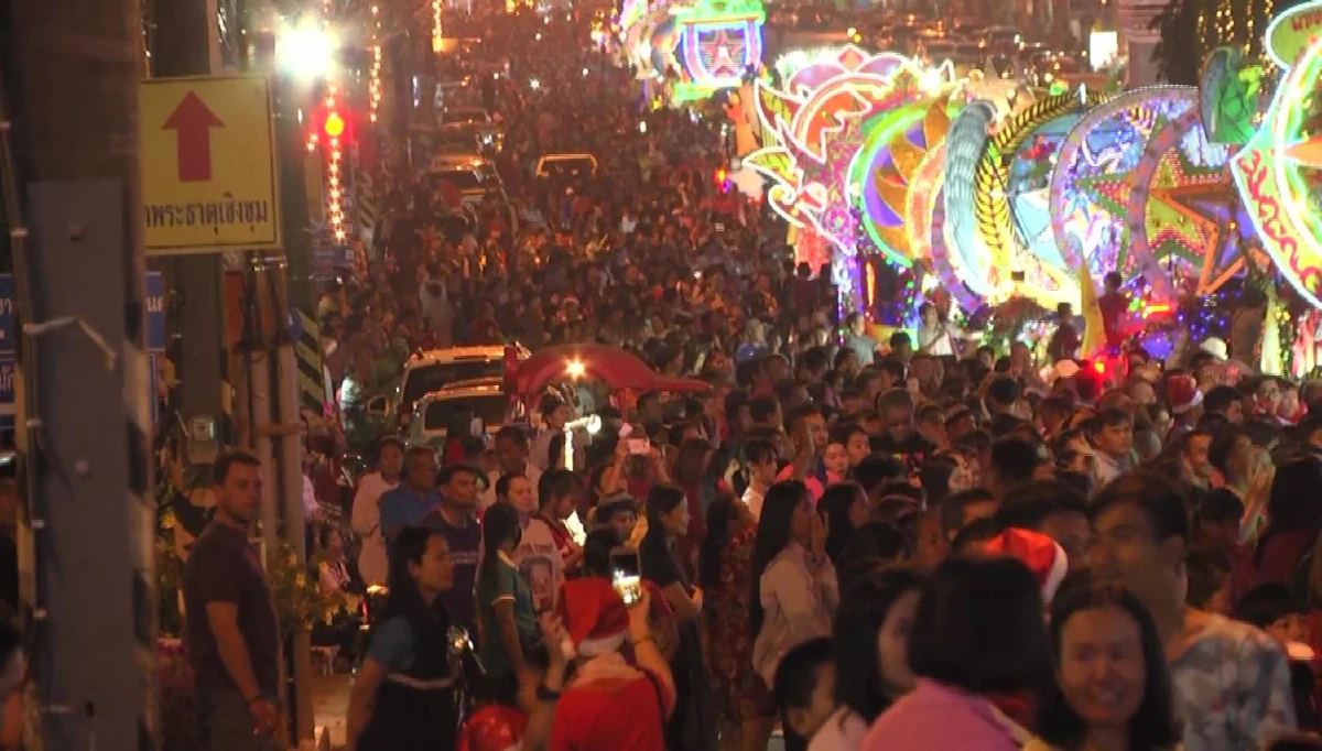 นักท่องเที่ยวร่วมเทศกาลแห่ดาวคริสต์มาสเมืองสกลนครเนืองแน่น