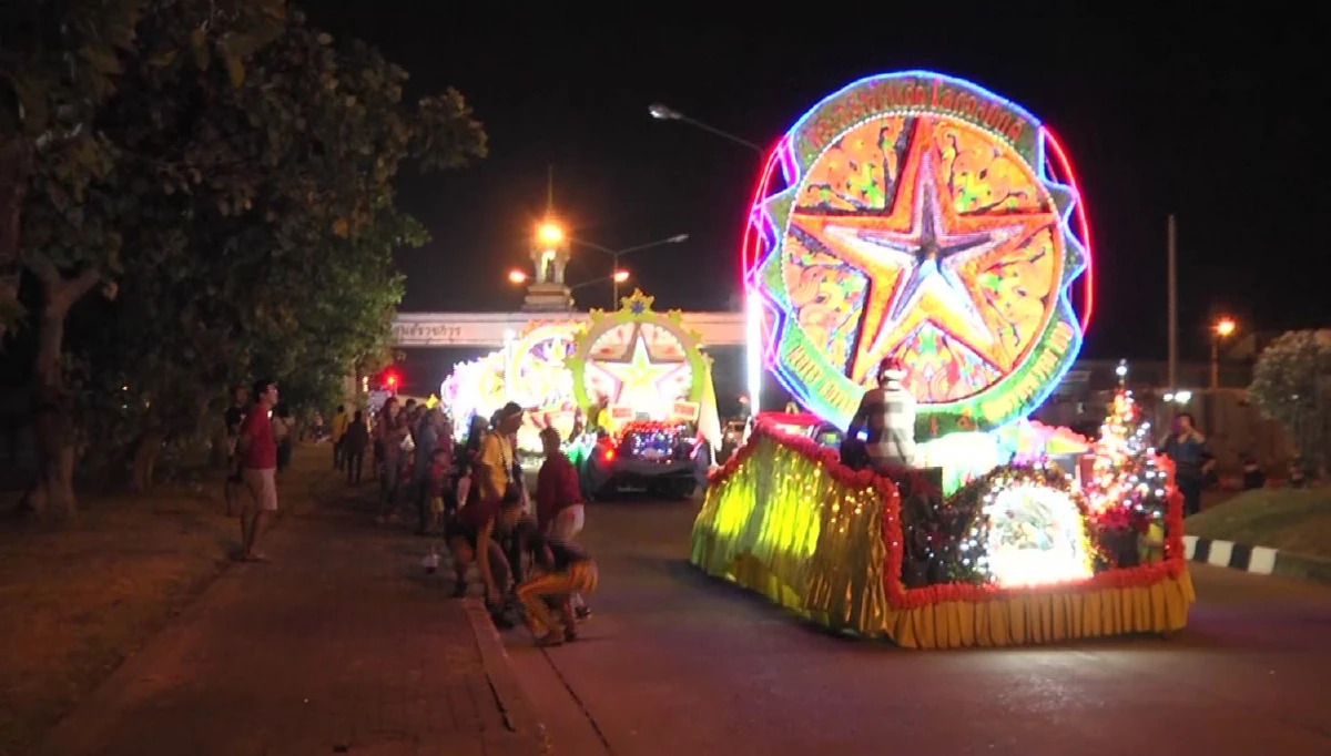 นักท่องเที่ยวร่วมเทศกาลแห่ดาวคริสต์มาสเมืองสกลนครเนืองแน่น