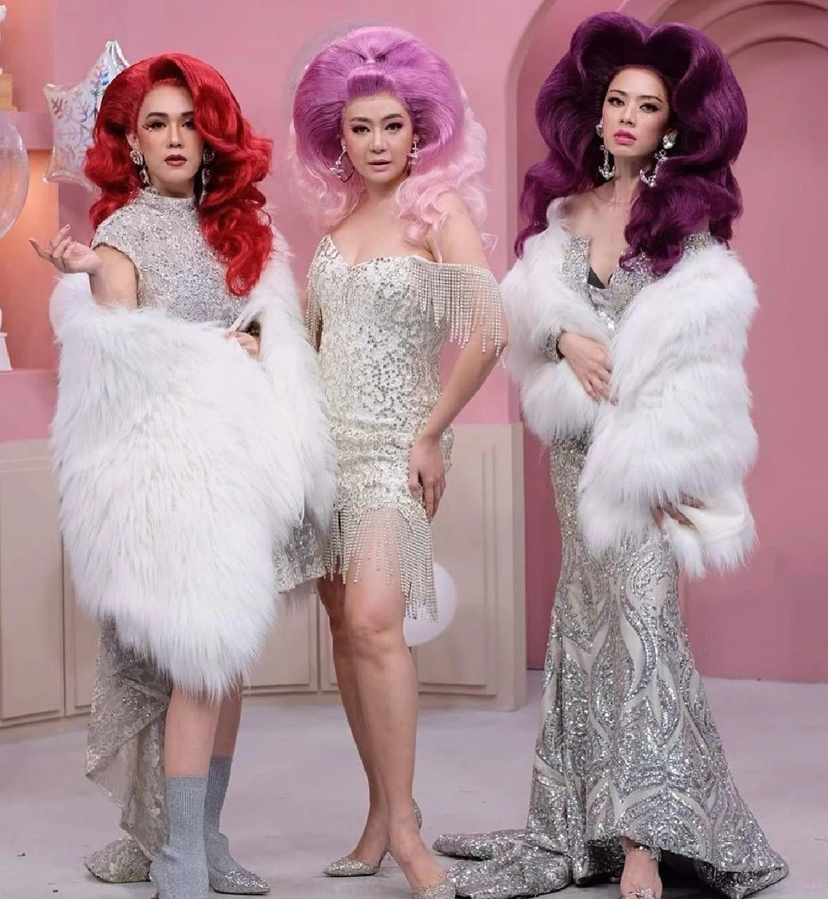 “เมย์-เอ๋-โอ๋”  จัดเต็มเสื้อผ้าหน้าผมกับแฟชั่นวันคริสต์มาส บอกเลยเล่นใหญ่มาก