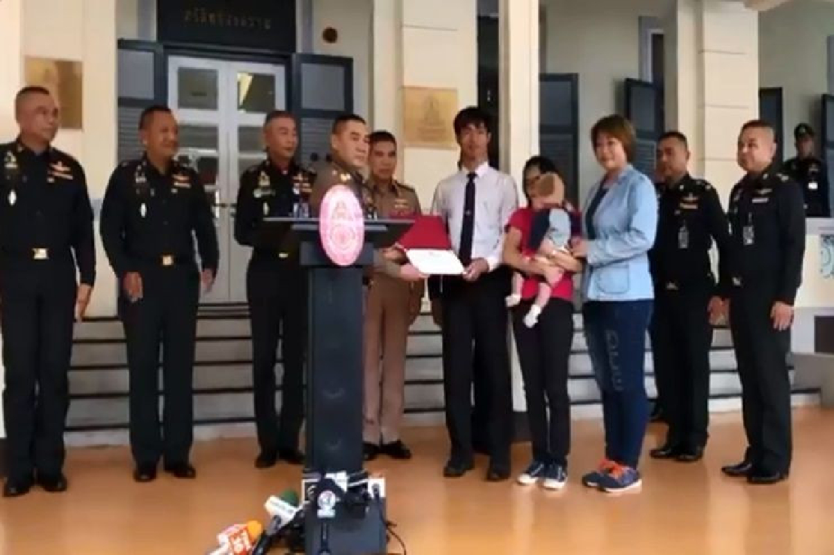 เหล่าทัพฯ เชิดชู "น้องเรย์"คนแจ้งจับ "สมคิด"-"บิ๊กแดง" อ้าแขนรับเป็น "ทหาร" เหล่าทัพฯ เชิดชู "น้องเรย์"คนแจ้งจับ "สมคิด"-"บิ๊กแดง" อ้าแขนรับเป็น "ทหาร"
