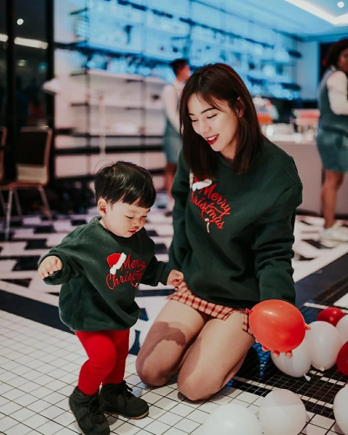 ส่องภาพคนบันเทิง...ฉลองเทศกาลคริสต์มาส มีความสุขกันถ้วนหน้า