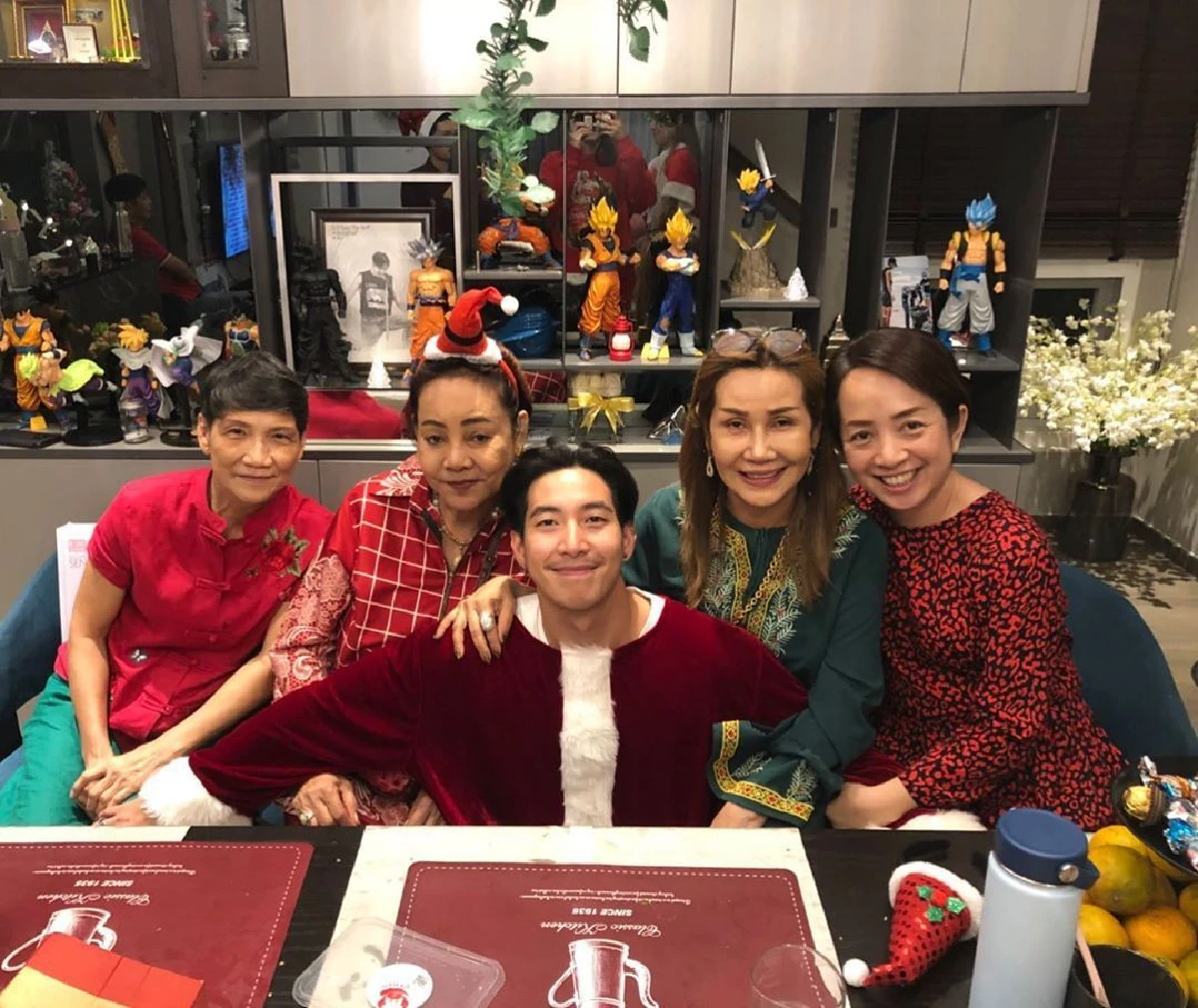 ส่องภาพคนบันเทิง...ฉลองเทศกาลคริสต์มาส มีความสุขกันถ้วนหน้า