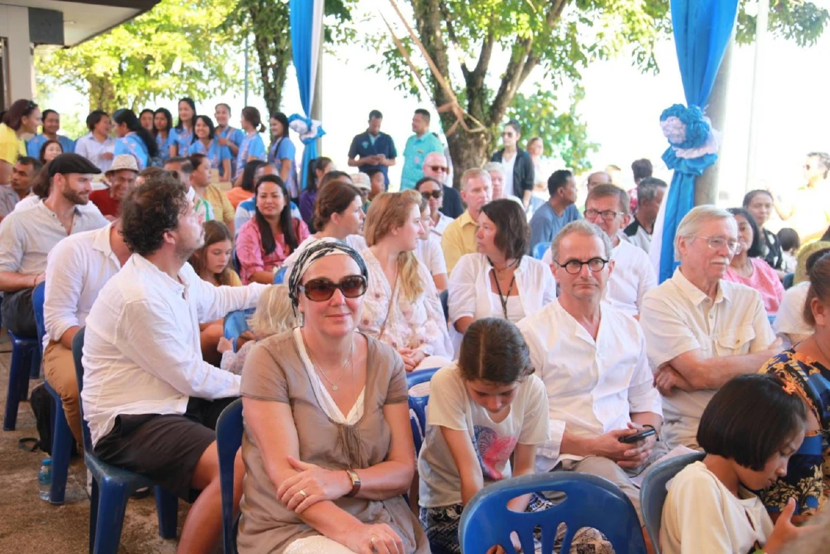 ร่วมวางช่อกุหลาบขาวหน้ารูป"คุณพุ่ม เจนเซ่น"เหยื่อสินามิถล่ม 15 ปีก่อน