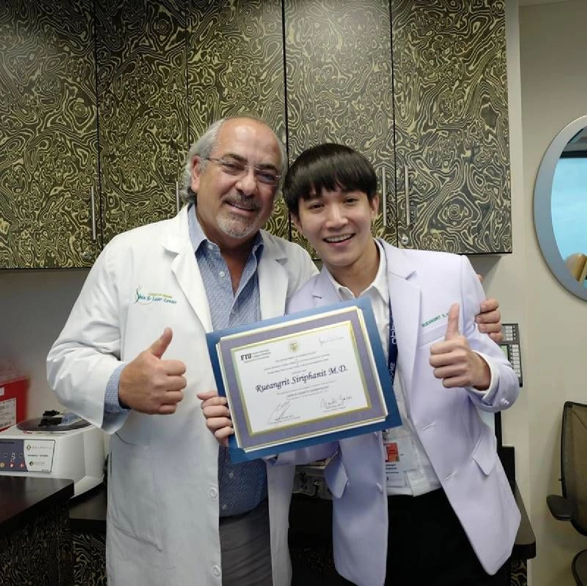 “หมอริท” ศึกษาต่อคอร์สศัลยกรรมผิวหนังเฉพาะทางที่อเมริกา ใช้เวลาไม่ถึงเดือนเรียนจบแล้ว