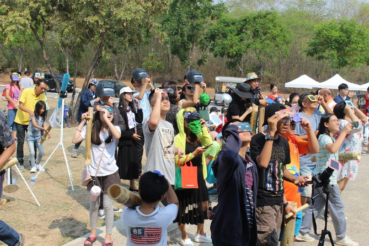 โคราชคึกคักแห่ดูสุริยุปราคา-นร.ช่วยเคาะไม้ไล่ราหูคายดวงอาทิตย์