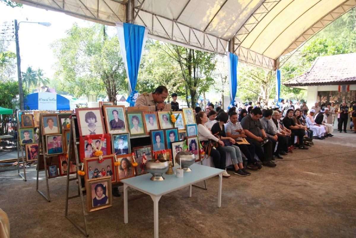 ร่วมวางช่อกุหลาบขาวหน้ารูป"คุณพุ่ม เจนเซ่น"เหยื่อสินามิถล่ม 15 ปีก่อน