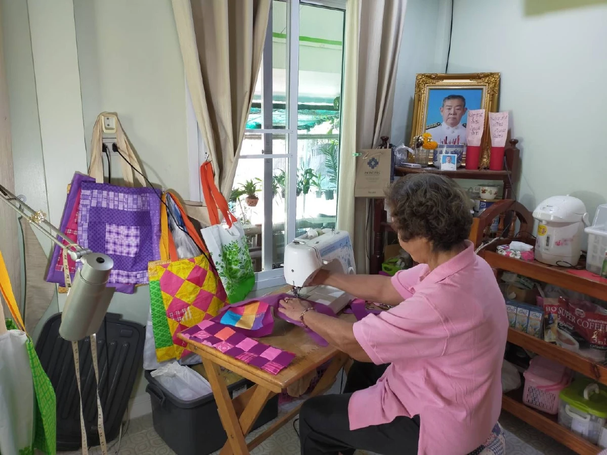 ถุงผ้าหยุดขยะพลาสติก จากมือที่ผ่านโลกมา77ปี ‘ยายเฒ๊า-เอมอร’