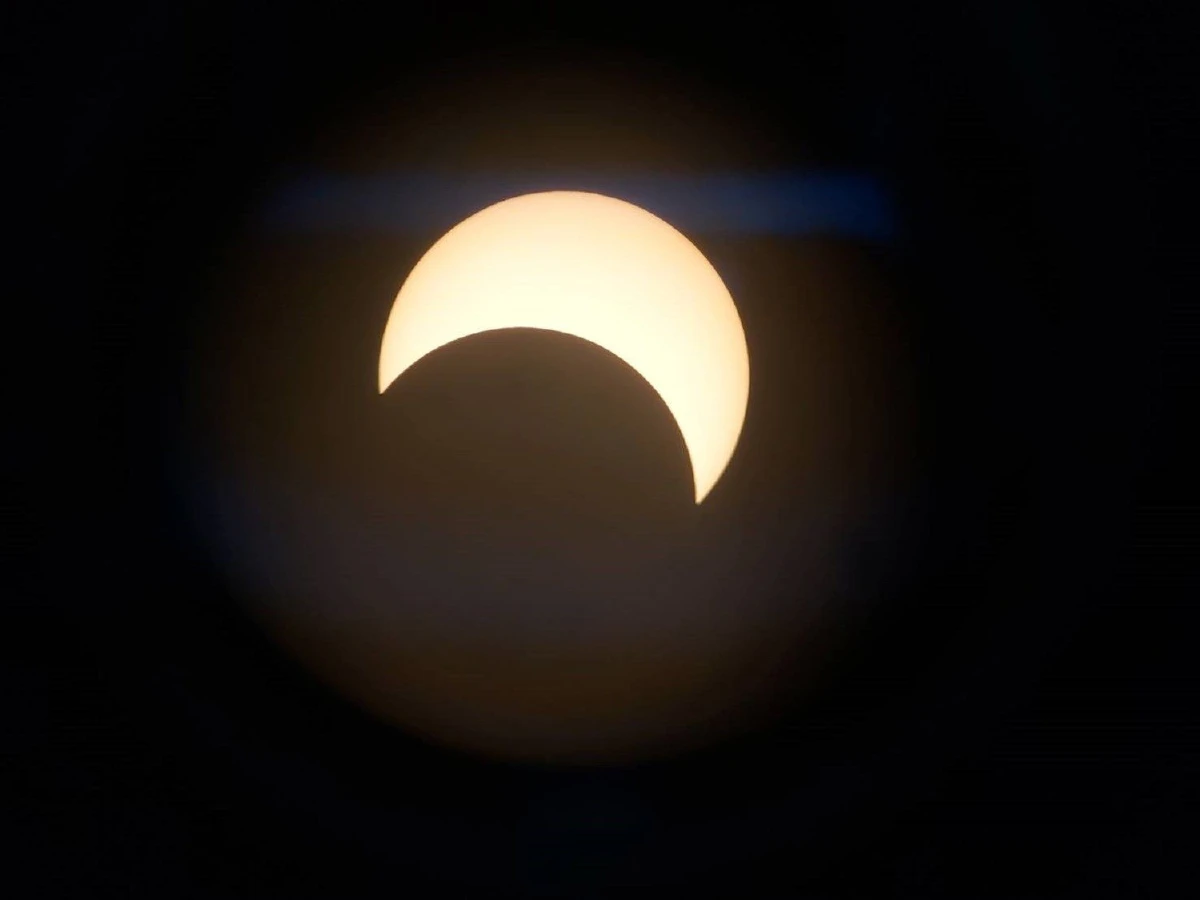 โคราชคึกคักแห่ดูสุริยุปราคา-นร.ช่วยเคาะไม้ไล่ราหูคายดวงอาทิตย์